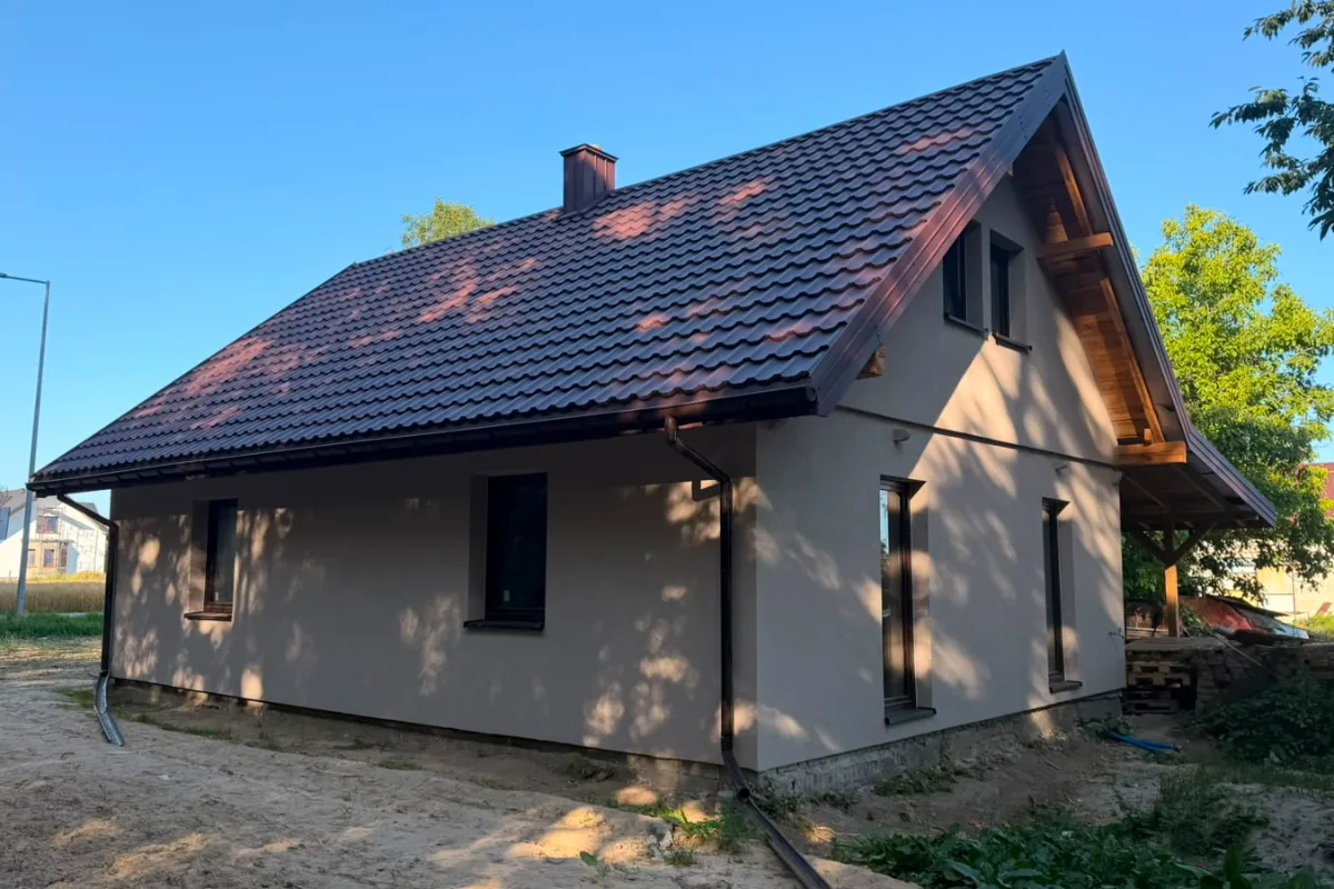 Ten sam dom po remoncie: nowy dach z blachodachówki, docieplone i otynkowane ściany